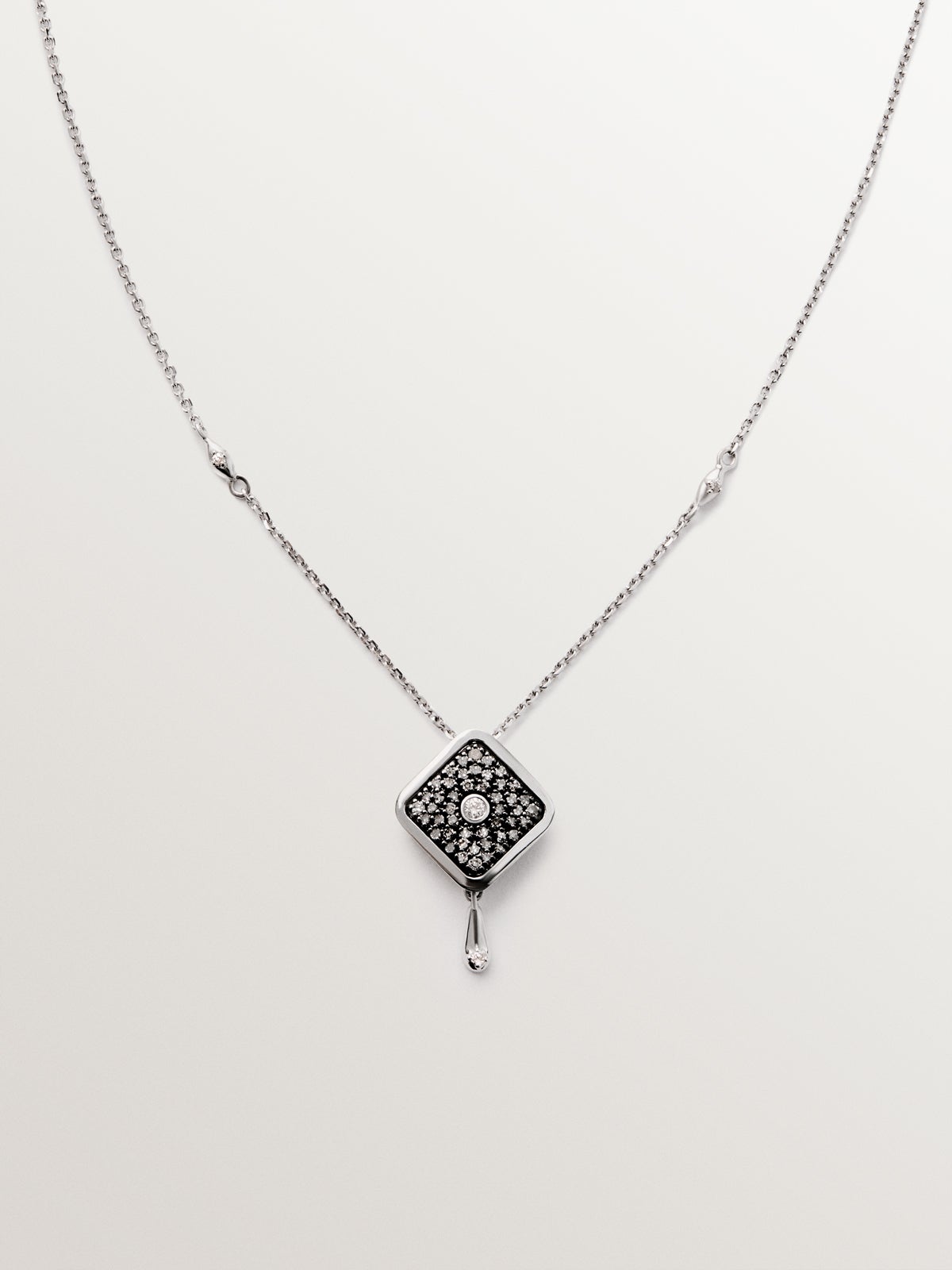 Collar de oro blanco de 9K con forma de rombo y diamantes