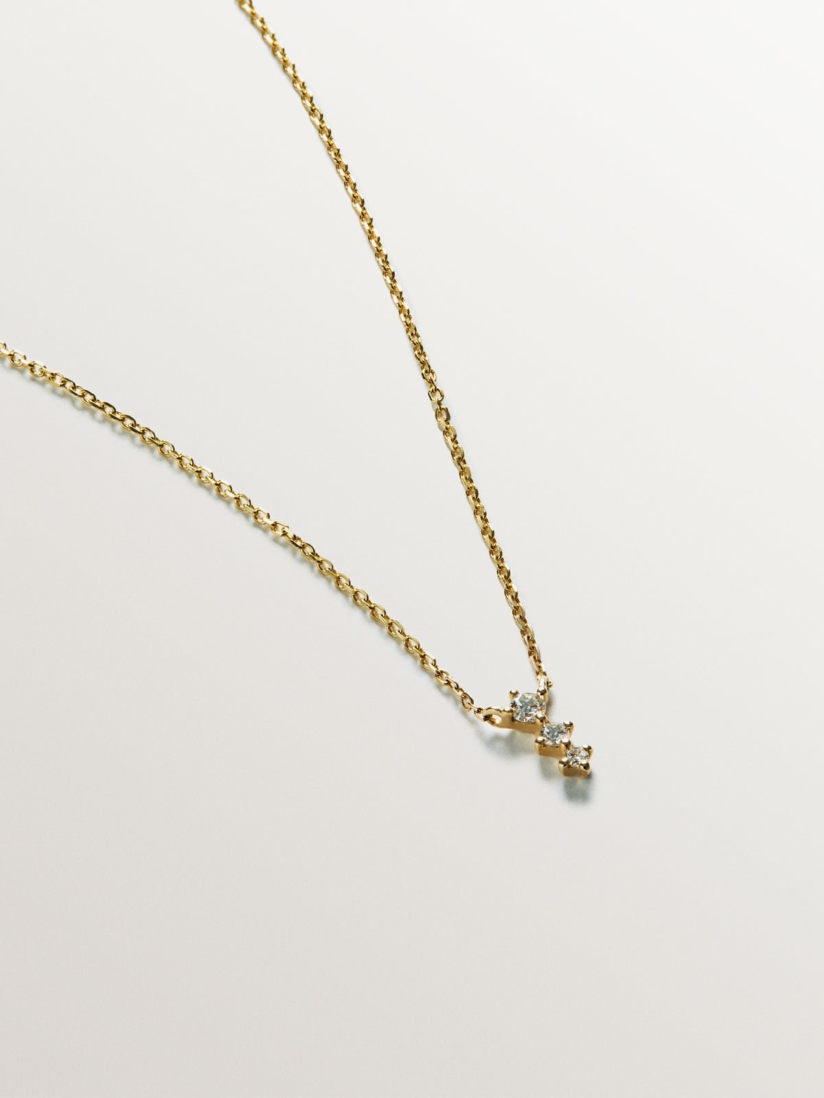 Colgante de oro amarillo de 18K con triple diamante