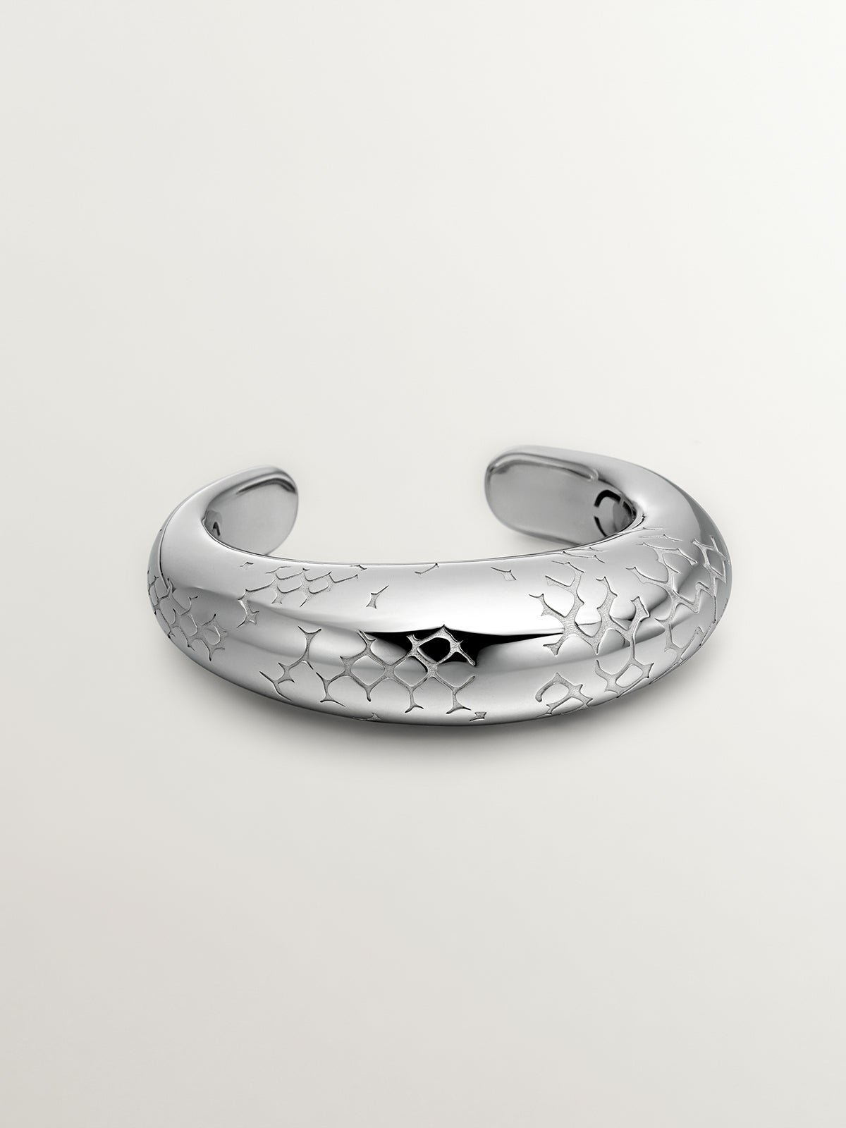Brazalete abombado de plata 925 y textura de serpiente