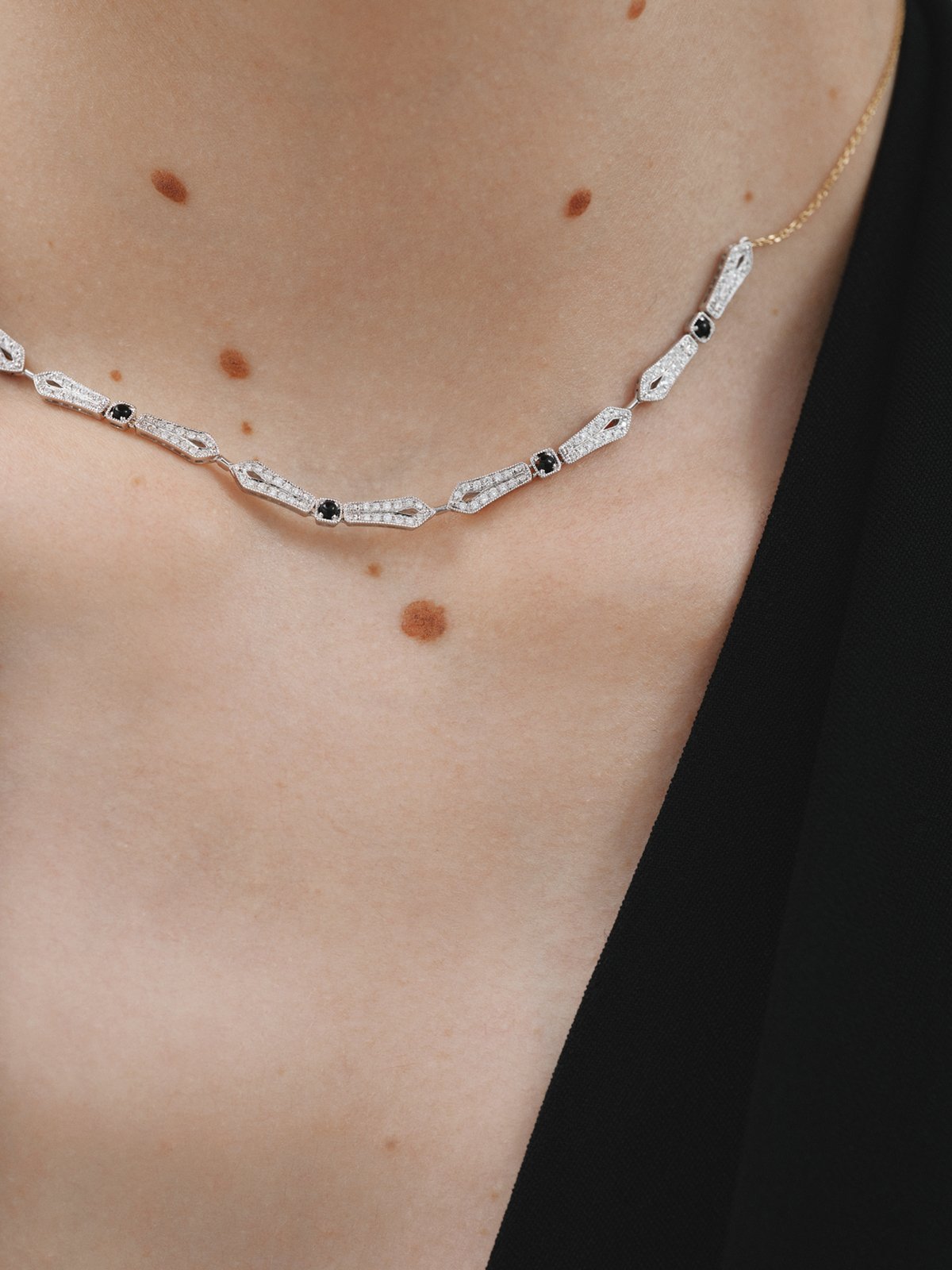18K white gold pendant with black onyx and brilliant cut diamonds