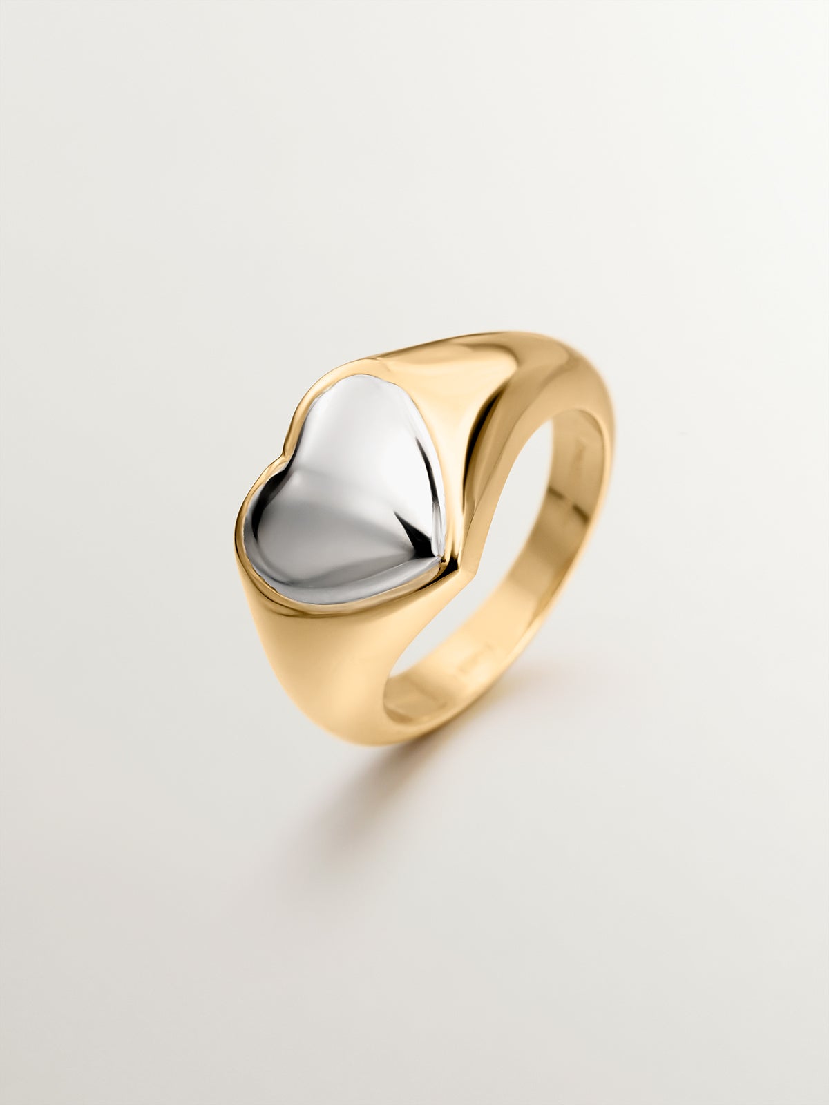 Anillo tipo sello combinado de plata 925 bañada en oro amarillo de 18K con corazón