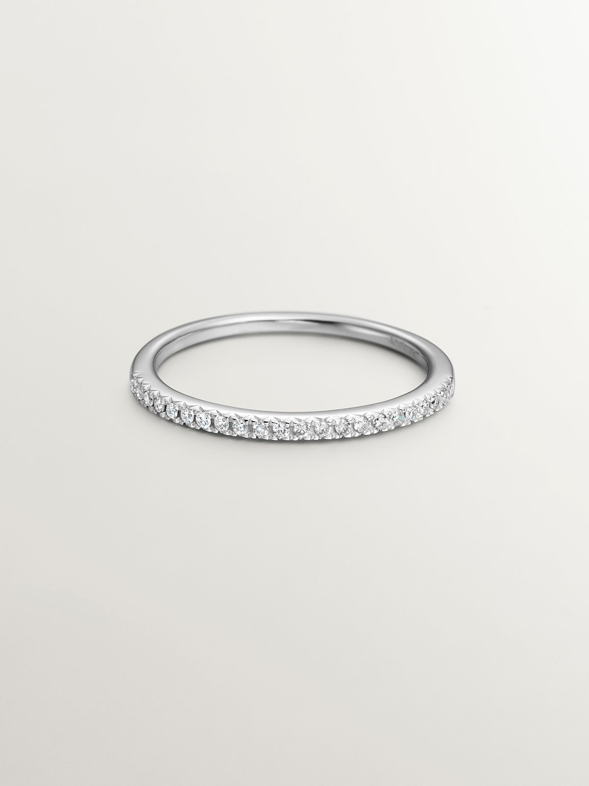 18K white gold ring with diamonds