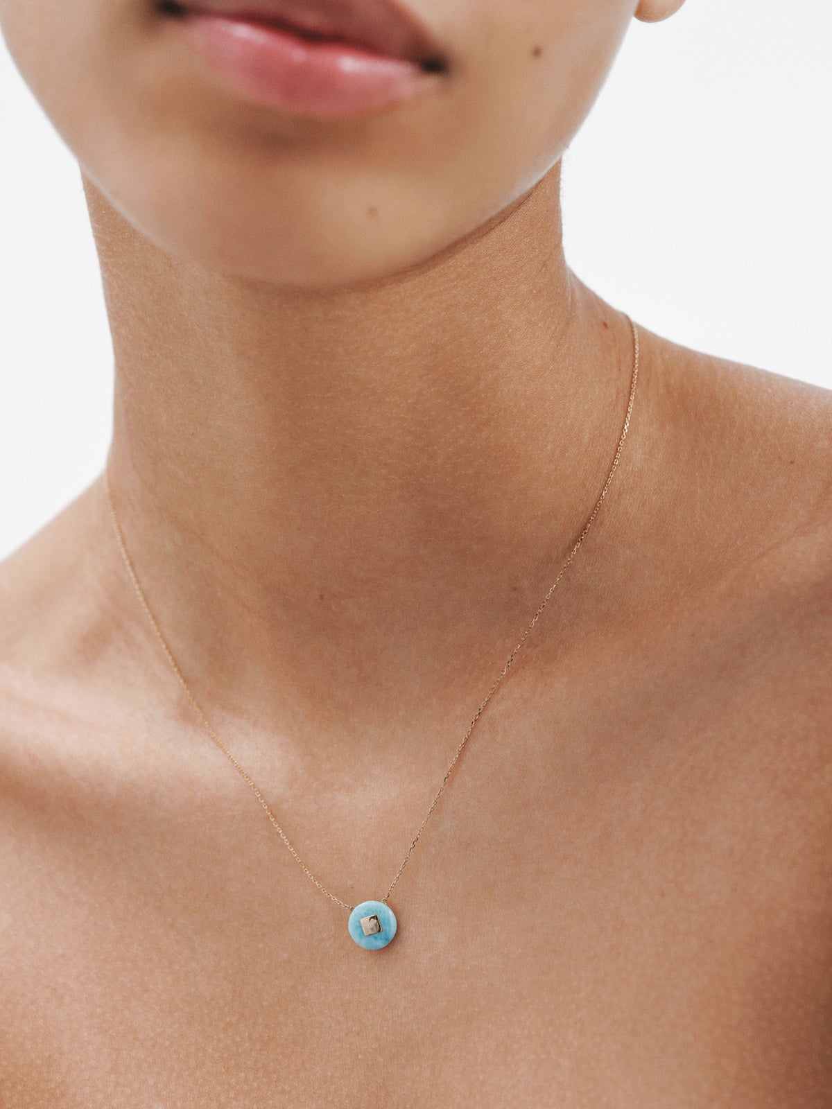 9K yellow gold pendant with blue larimar