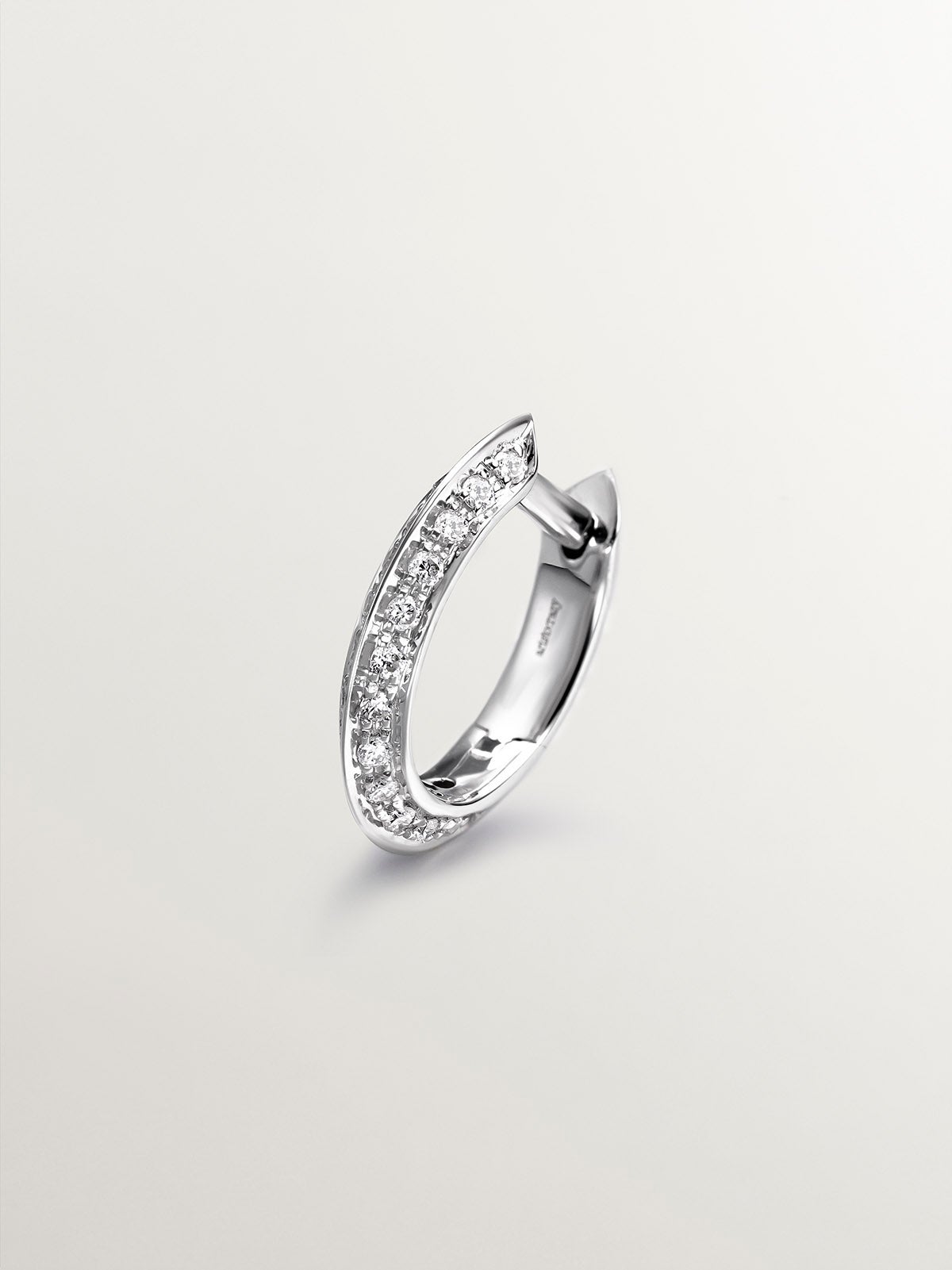 Pendiente individual de aro pequeño de oro blanco de 18K con diamantes de 0,07cts