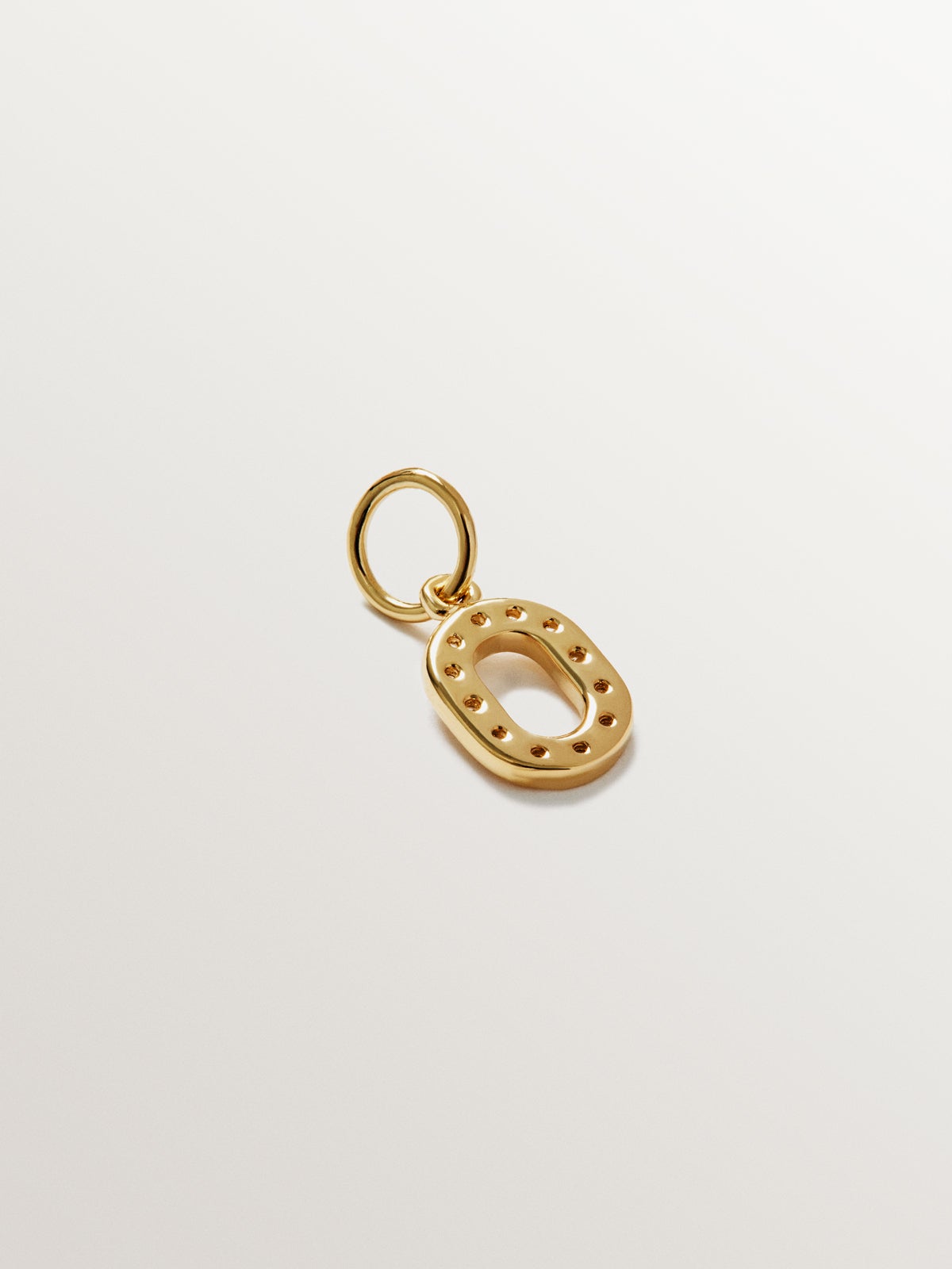 Charme en argent 925 plaqué en or jaune 18K et topazes blanches initiale O