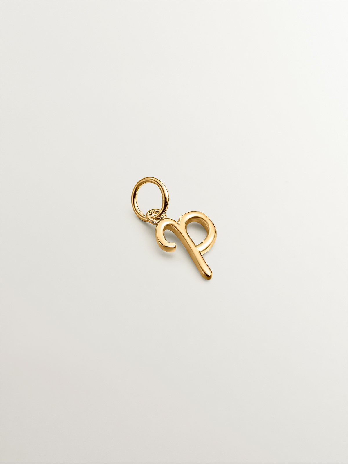 Charm de plata 925 bañada en oro amarillo de 18K con inicial P
