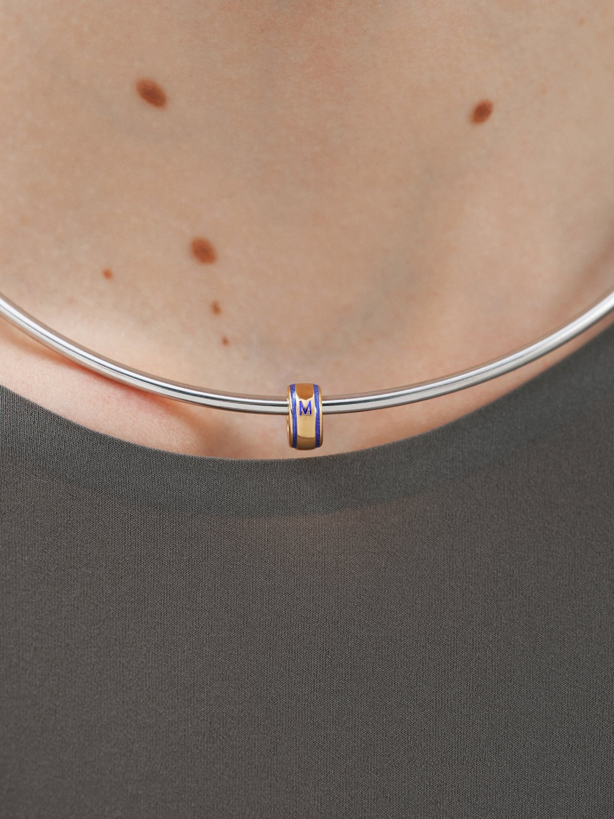 Breloque avec initiale M en argent 925 plaqué or jaune 18 carats et émail bleu de forme circulaire