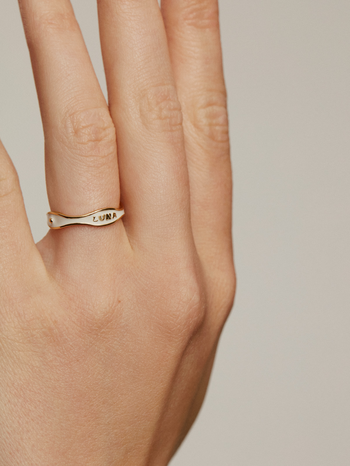 Anillo de Plata Bañada en Oro de 18kt con Esmalte Blanco de la Colección RUSH