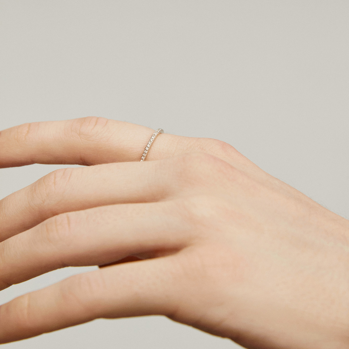 Anillo de oro blanco de 18K con diamantes 0,09 cts