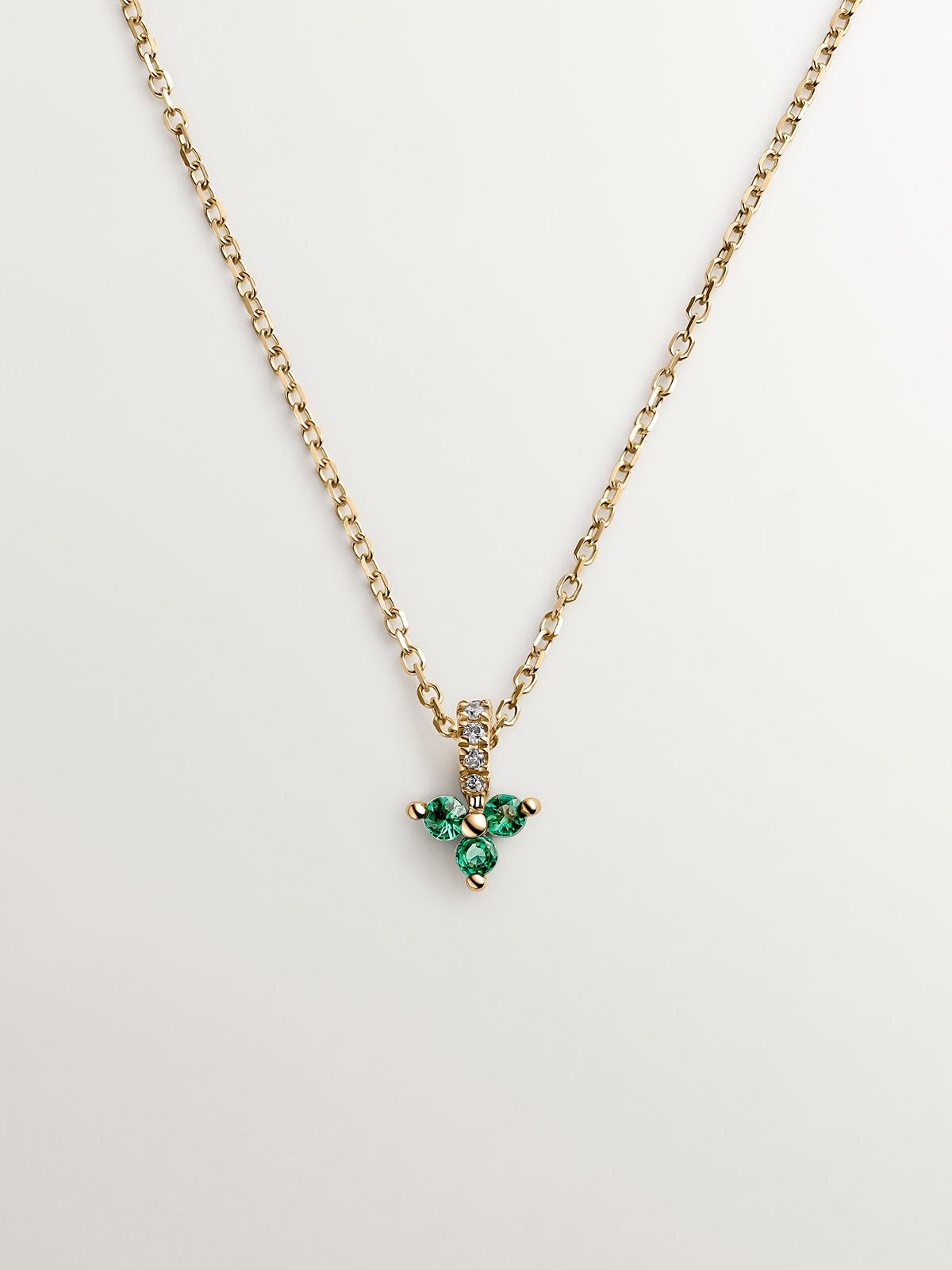 Colgante de oro amarillo de 9K con trébol de esmeraldas y diamantes